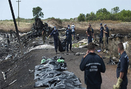انتقال توهین آمیز اجساد قربانیان هواپیمای مالزیایی : تصویر