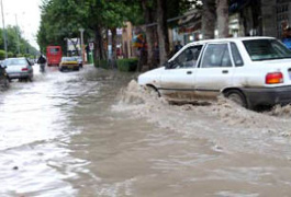 بارش شدید باران جان کارگر ساختمان را گرفت/ آب رودخانه چالوس به داخل شهر سرریز شده است