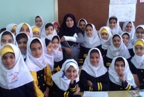 عشق به دانش آموزان معلم سیستانی را با دست شکسته به مدرسه کشاند