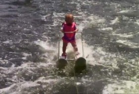 یک کودک 6 ماهه رکورد جهانی اسکی روی آب را شکست