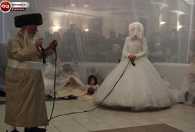 بستن افسار به یک عروس در یک مراسم عروسی+عكس