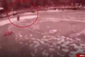لحظه نفس‌گیر نجات پسر گرفتار شده در دریاچه یخ زده + فیلم