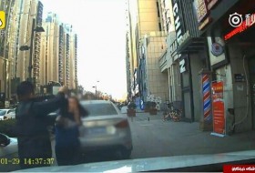 دعوای شدید راننده زن با راننده مرد بر سر جای پارک! +فیلم