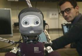 روباتی با حس بینایی و لامسه +فیلم