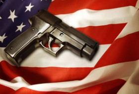 بازی با اسلحه پنهان‌شده زیر بالش، کودک آمریکایی را به کام مرگ کشاند