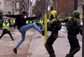 بوی جنگ داخلی در خیابان‌های پاریس/ آیا دولت جوان مکرون جوان‌مرگ می‌شود؟ +عکس و فیلم