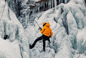 تصاویر/ صعود از آبشار یخ زده گنجنامه