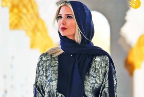 (تصاویر) ایوانکا ترامپ با حجاب و پای برهنه در مسجد شیخ زاید