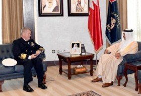 دیدار فرمانده ناوگان پنجم دریایی آمریکا با وزیر کشور بحرین و رایزنی درباره امور امنیتی