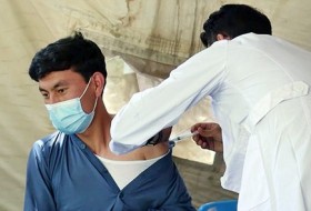 آغاز تزریق واکسن به بی شناسنامه ها و اتباع خارجی در شمال سیستان و بلوچستان