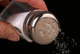 مصرف زیاد نمک باعث انواع بیماری ها و سرطان می شود/نمک یددار بهترین جایگزین برای نمک معمولی