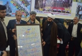 گزارش تصویری از اهدای شال پهلوانی به پروفسور غلامرضا شیخ نژاد کاشف داروی ضد سرطان