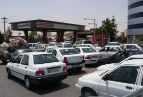 قاچاق سوخت و کمبود جایگاه؛ علت صف های طویل خودروها در شمال سیستان و بلوچستان / قول بازگشت سهمیه سوخت به روال سابق